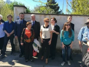 Pose des pavés pour Paula et Raymond Rabeaux le 7 avril 2017 - La famille